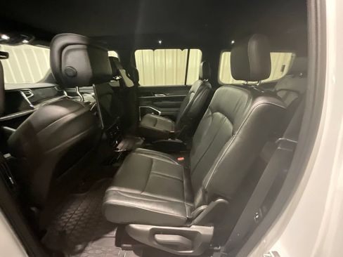 Used 2022 Jeep Wagoneer Series III w/ Premium Group I AWD/4WD image 10
