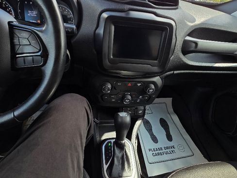 Used 2018 Jeep Renegade Altitude w/ Popular Equipment Group image 21