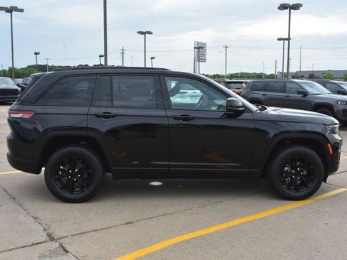 Used 2024 Jeep Grand Cherokee Altitude RWD image 4
