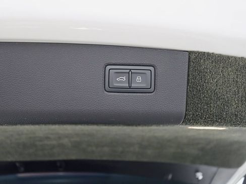 Used 2023 Bentley Bentayga AWD/4WD image 39