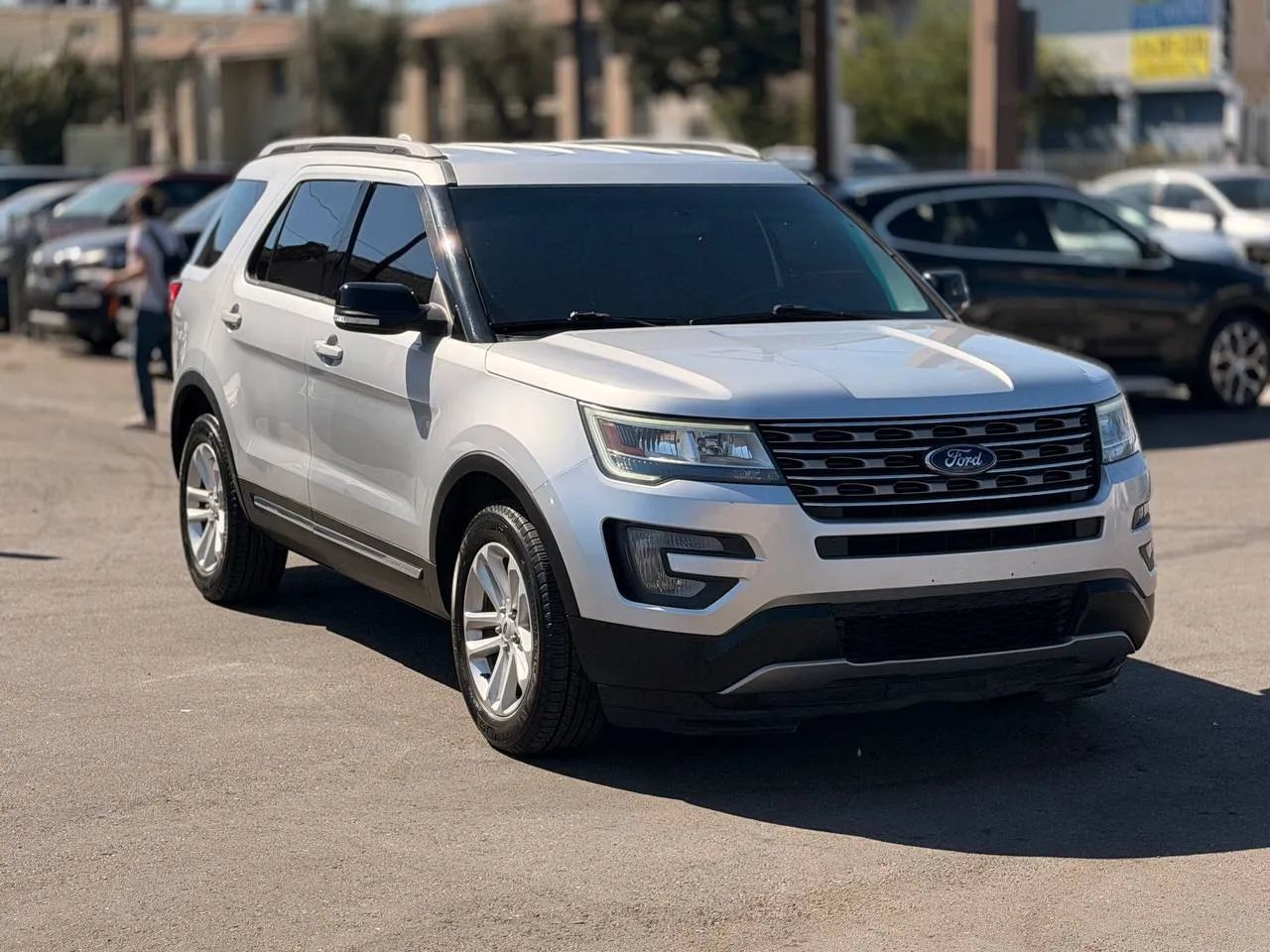 Used 2017 Ford Explorer XLT FWD image 3