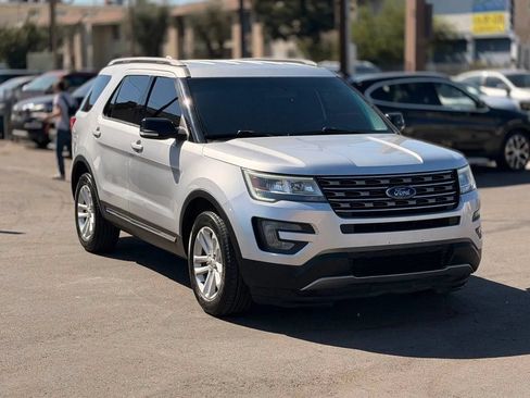 Used 2017 Ford Explorer XLT FWD image 3