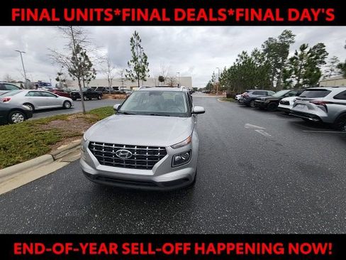 Used 2024 Hyundai Venue SEL image 4