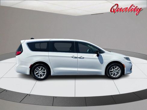 Used 2024 Chrysler Pacifica Touring-L FWD image 2