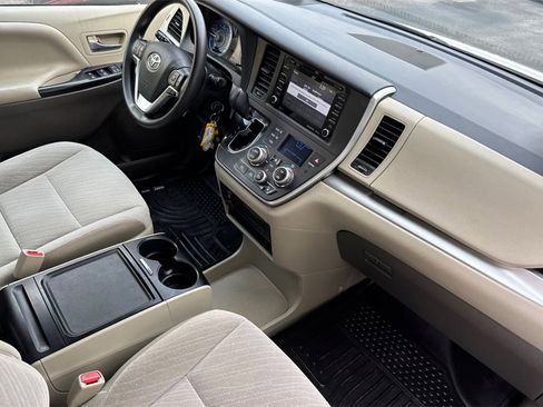 Used 2020 Toyota Sienna LE image 19