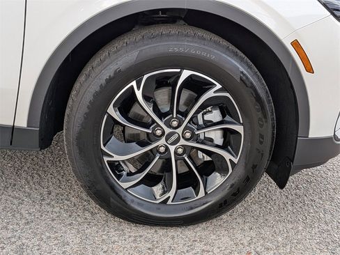 Used 2025 Lincoln Nautilus Premier image 12