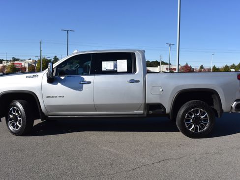 Used 2022 Chevrolet Silverado 2500 High Country w/ Z71 Off-Road Package image 6