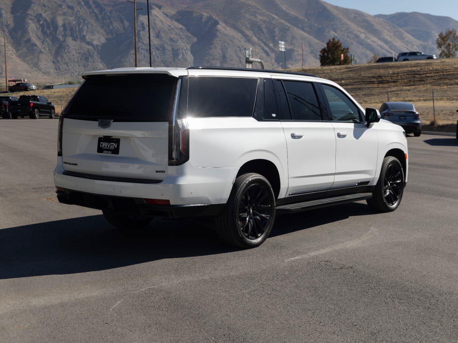 Used 2024 Cadillac Escalade ESV Sport w/ LPO, ONYX Package AWD/4WD image 7