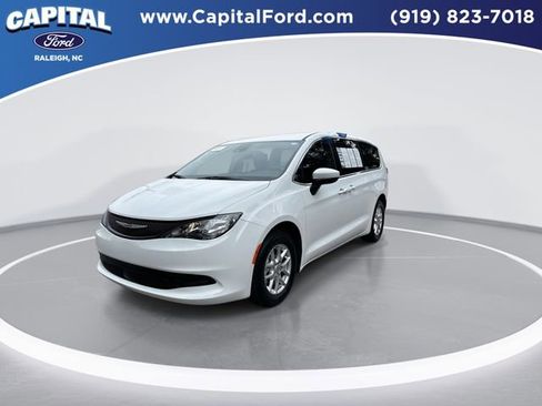 Used 2023 Chrysler Voyager LX FWD image 4