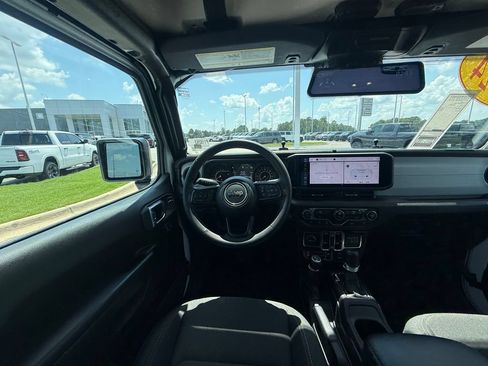 Used 2024 Jeep Gladiator Sport AWD/4WD image 8