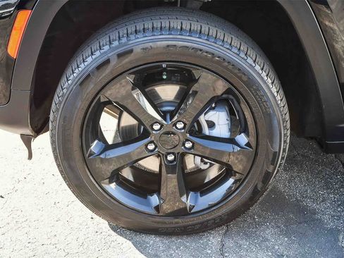 Used 2023 Jeep Grand Cherokee Limited w/ Black Appearance Package image 9