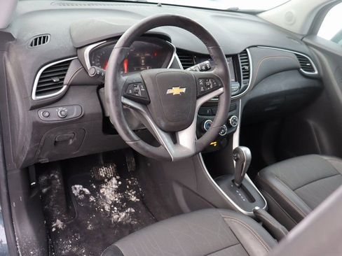 Used 2022 Chevrolet Trax LT w/ LT Convenience Package image 6