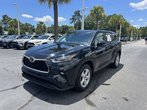 Used 2025 Toyota Highlander LE FWD image 5