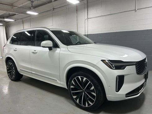 Used 2025 Volvo XC90 B6 Plus image 4