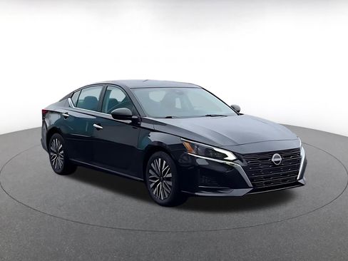 Used 2025 Nissan Altima 2.5 SV image 3