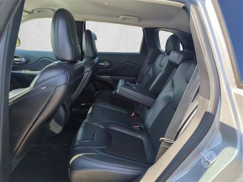 Used 2019 Jeep Cherokee Latitude Plus FWD image 17