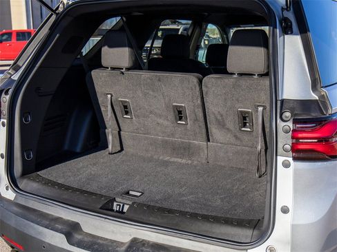 Used 2022 Chevrolet Traverse LT image 12