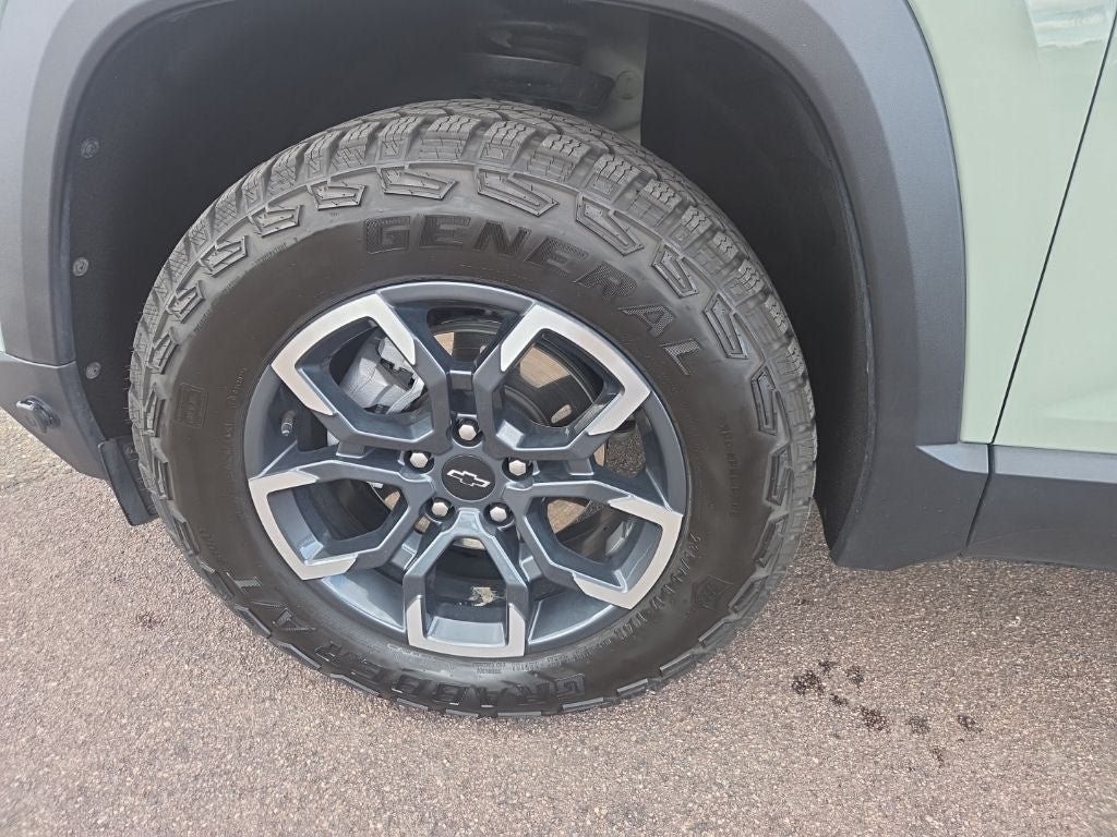 Used 2025 Chevrolet Equinox ACTIV w/ Safety and Technology Package AWD/4WD image 9