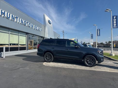 Used 2025 Ford Expedition Platinum w/ Stealth Performance Package image 3