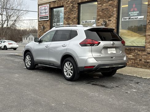 Used 2018 Nissan Rogue SV image 3