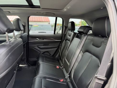 Used 2023 Jeep Grand Cherokee Limited AWD/4WD image 5