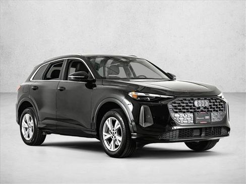 Certified 2025 Audi Q5 Premium w/ Convenience Package AWD/4WD image 3