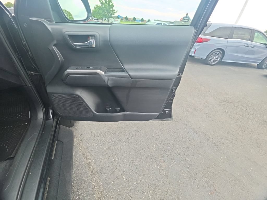 Used 2022 Toyota Tacoma TRD Sport AWD/4WD image 28