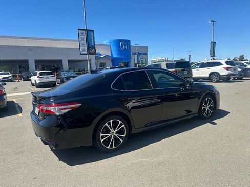 Used 2020 Toyota Camry SE FWD image 3