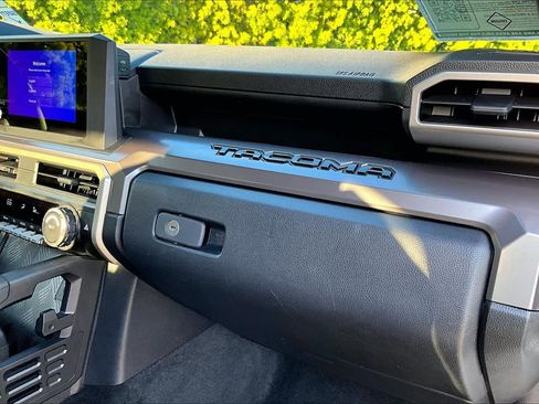 Used 2025 Toyota Tacoma TRD Sport image 17