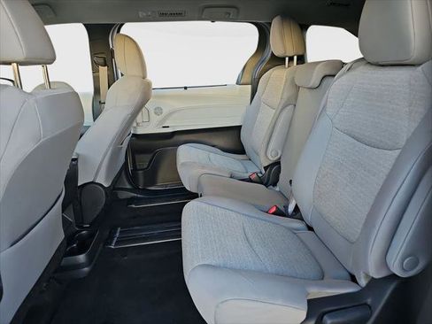 Certified 2025 Toyota Sienna LE image 19