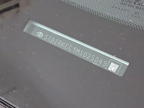 Used 2021 Toyota Sienna Limited image 19