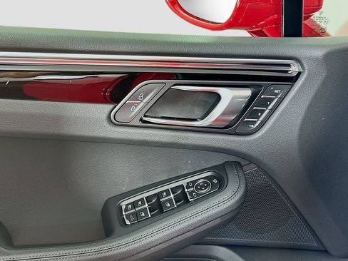 Certified 2025 Porsche Macan image 20