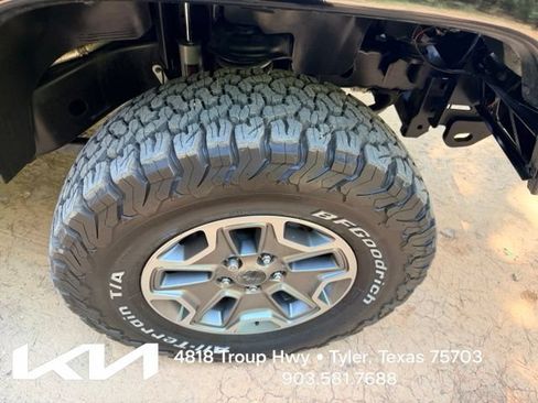 Used 2017 Jeep Wrangler Rubicon w/ Power Convenience Group AWD/4WD image 12
