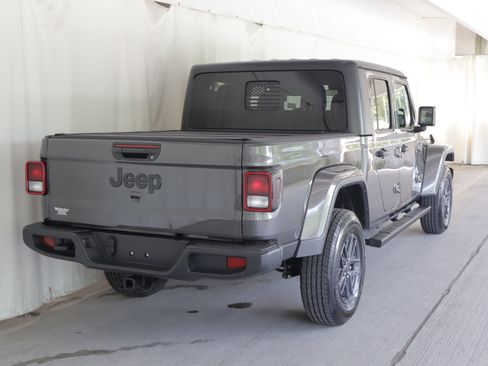 Used 2024 Jeep Gladiator Sport AWD/4WD image 7