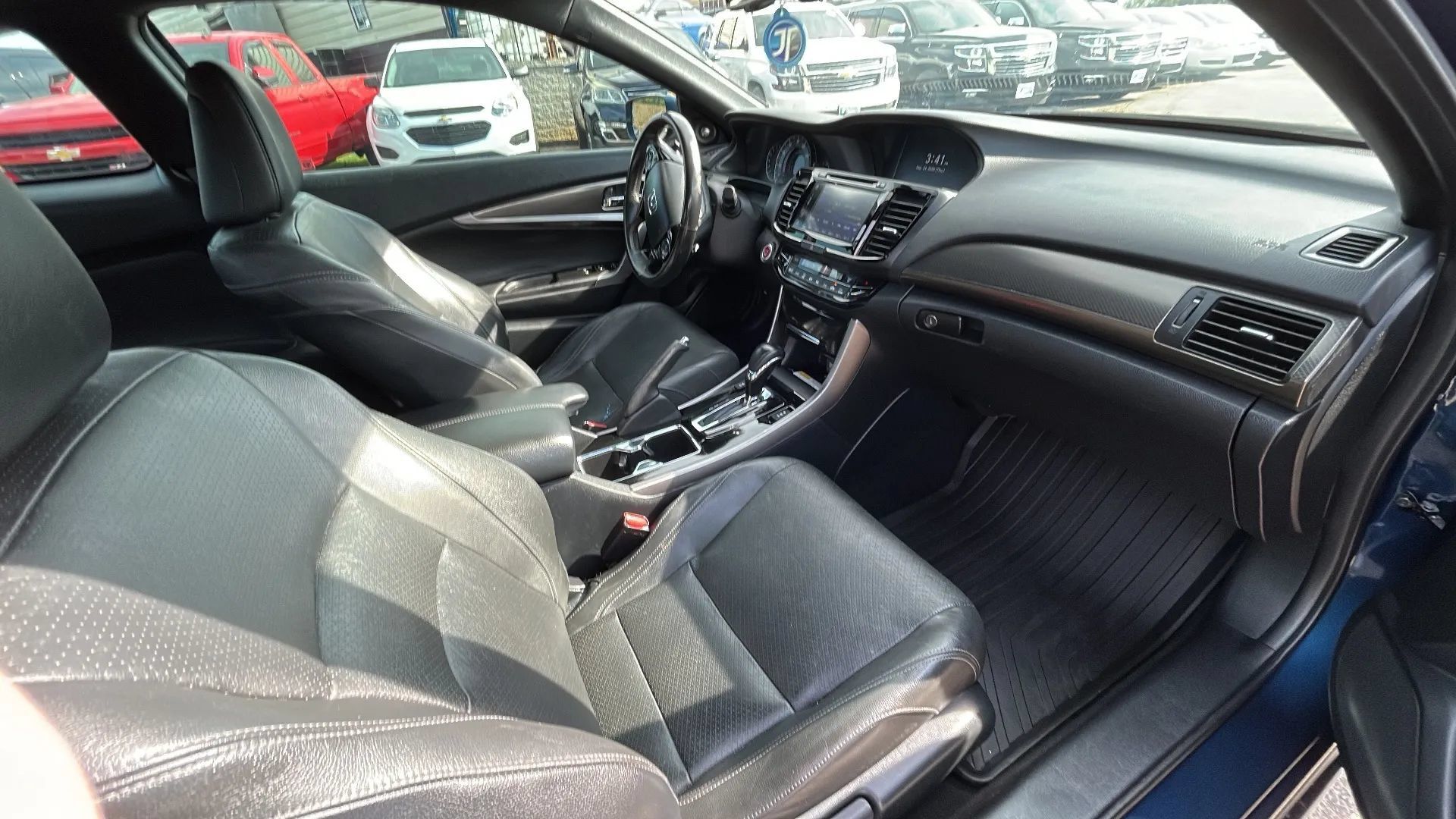 Used 2017 Honda Accord Touring image 2