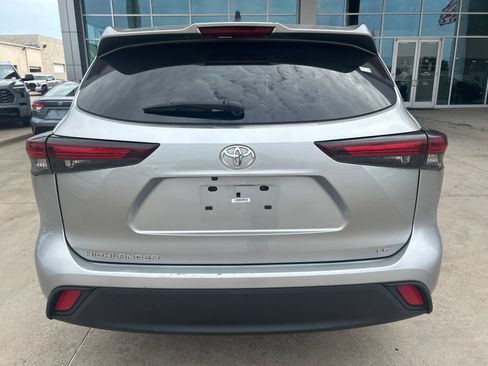 Used 2024 Toyota Highlander LE FWD image 11