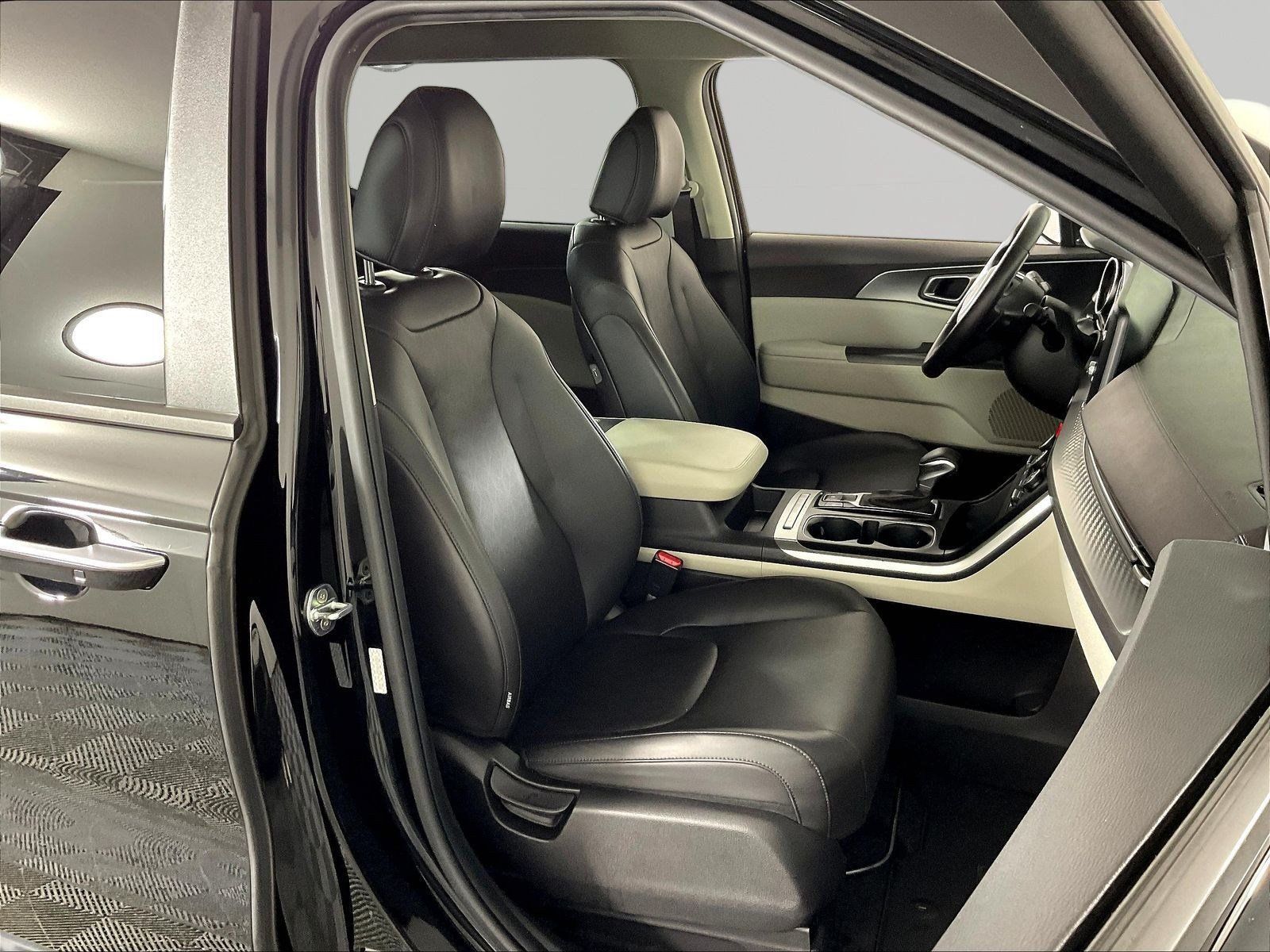 Used 2023 Kia Carnival LX FWD image 29