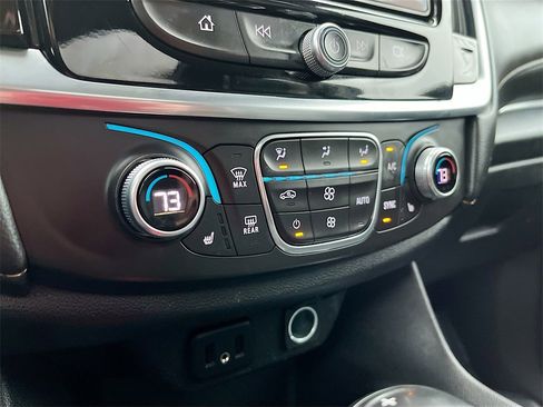 Used 2018 Chevrolet Traverse LT image 16