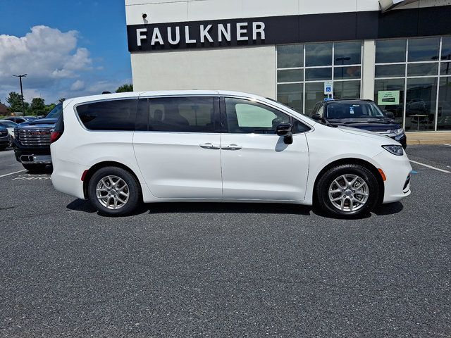 Used 2025 Chrysler Pacifica Select FWD image 7