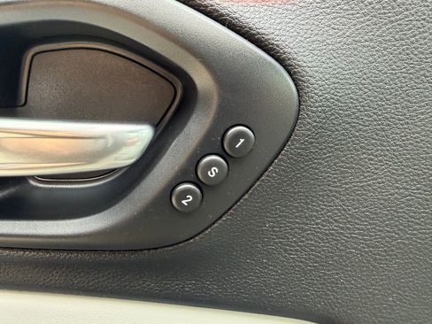 Used 2020 Jeep Cherokee Limited w/ Technology Group image 16