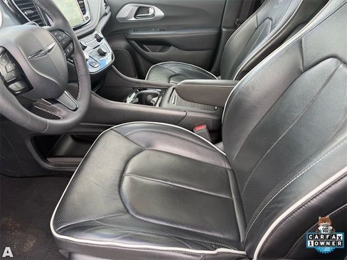 Certified 2025 Chrysler Pacifica Limited image 12