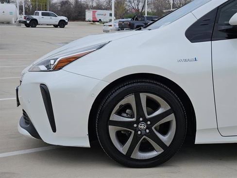 Used 2020 Toyota Prius XLE image 6