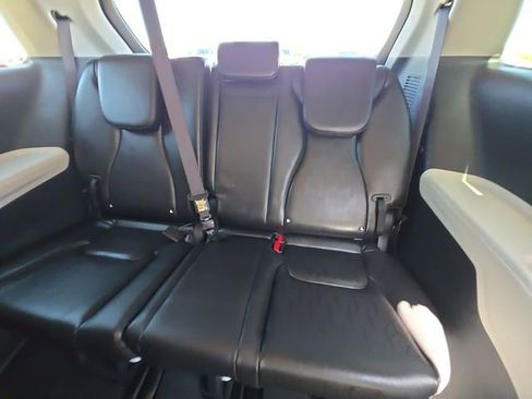 Used 2023 Kia Carnival LX w/ Paint Protection Package FWD image 16