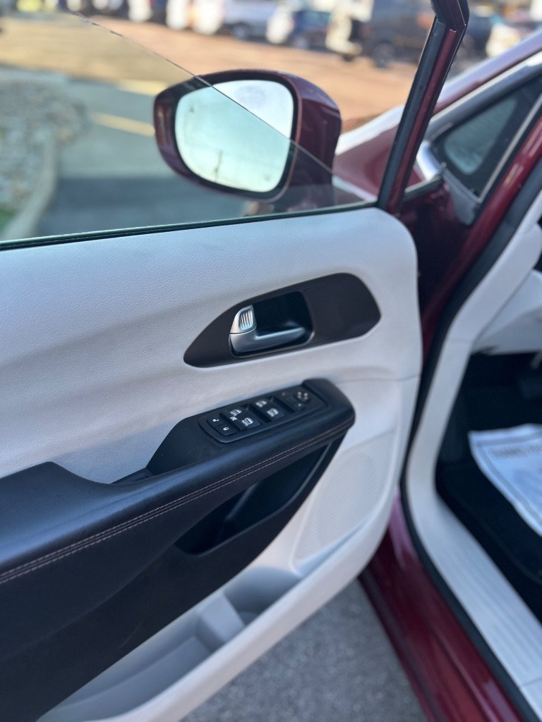 Used 2019 Chrysler Pacifica Touring-L Plus w/ Advanced Safetytec Group FWD image 12