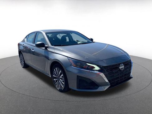 Used 2025 Nissan Altima 2.5 SV FWD image 1