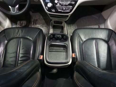 Used 2018 Chrysler Pacifica Touring-L w/ Tire & Wheel Group image 28