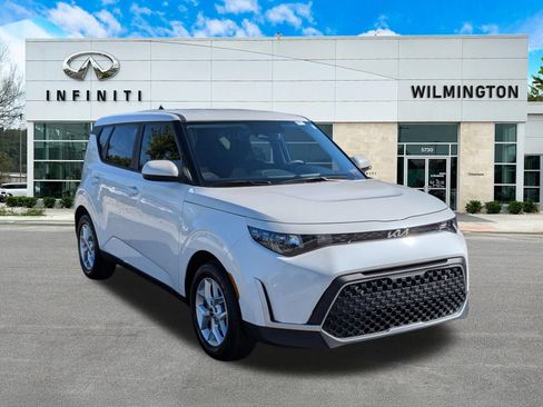 Used 2025 Kia Soul LX FWD image 1