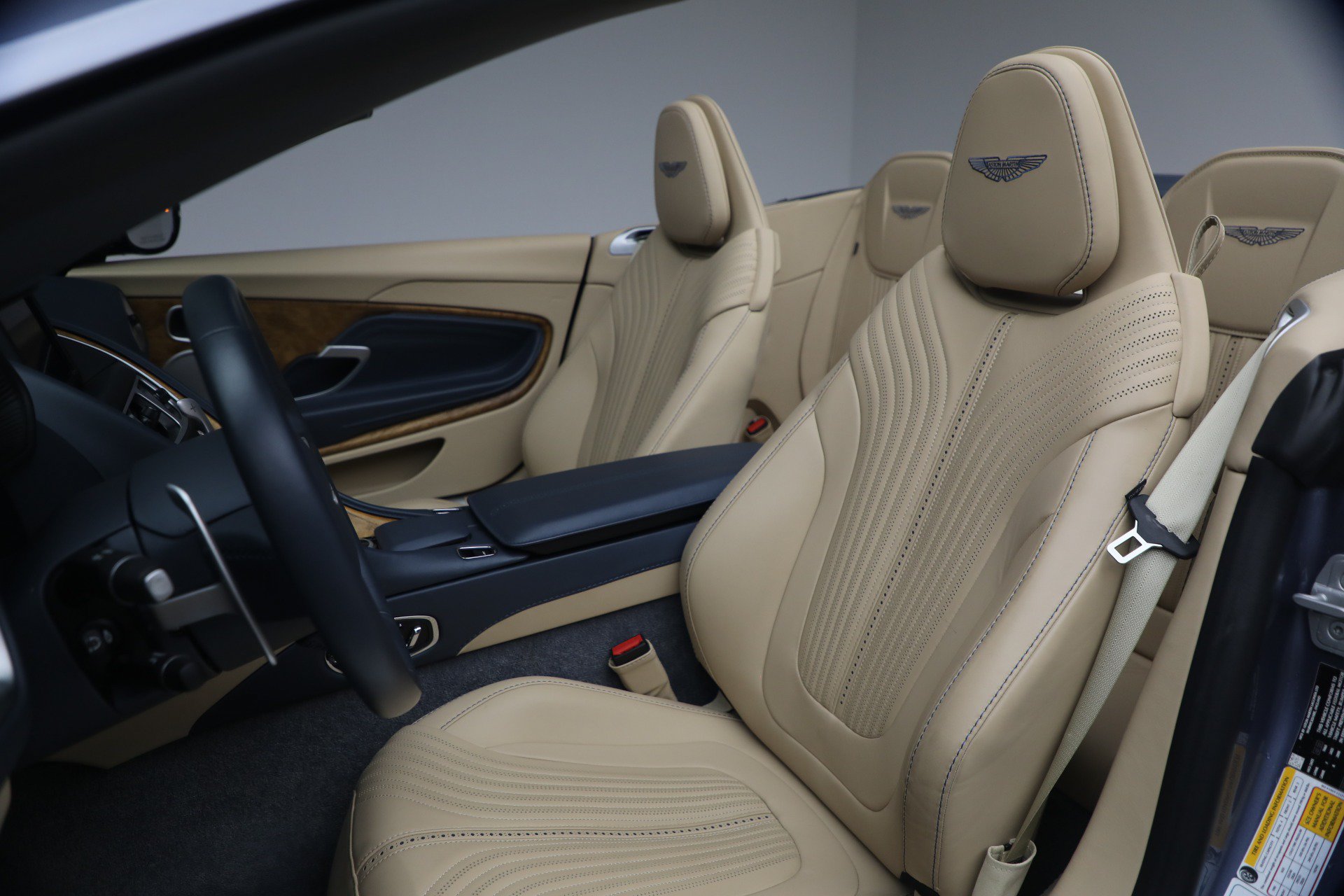 Used 2022 Aston Martin DB11 Volante RWD image 29
