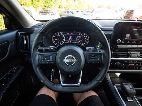 Used 2025 Nissan Pathfinder SV AWD/4WD image 18