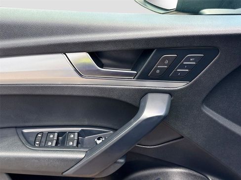 Used 2020 Audi Q5 2.0T Premium w/ Titanium Sport Package image 17